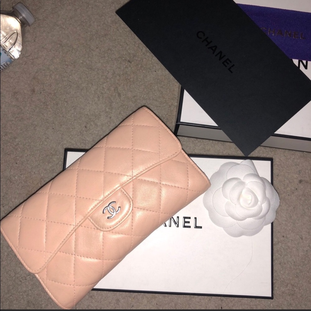 Chanel wallet with chain